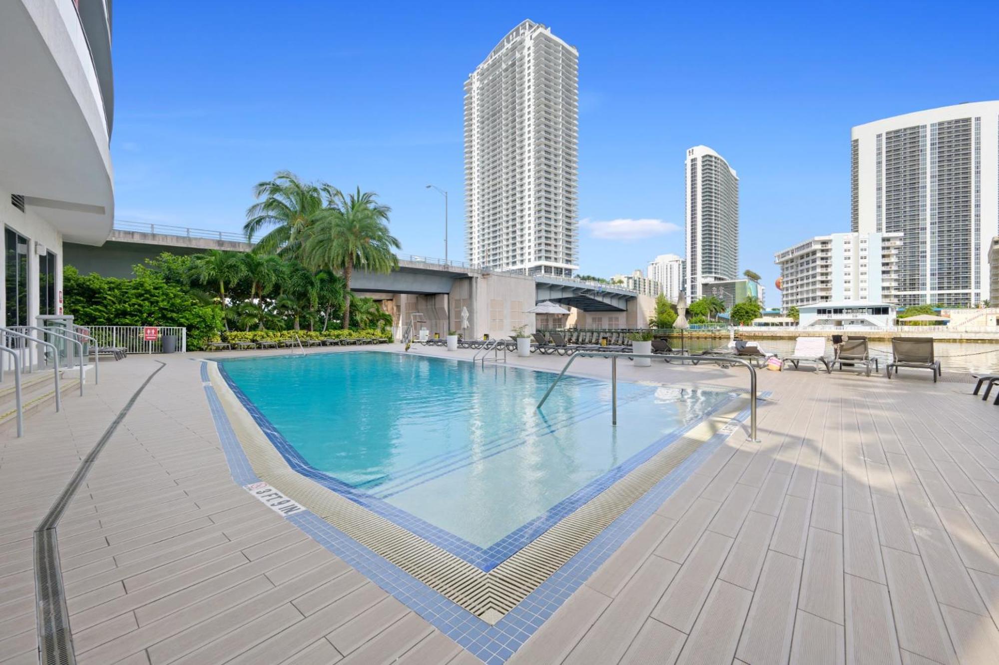 Hallandale Sky Water View ฮาลลันเดลบีช ภายนอก รูปภาพ