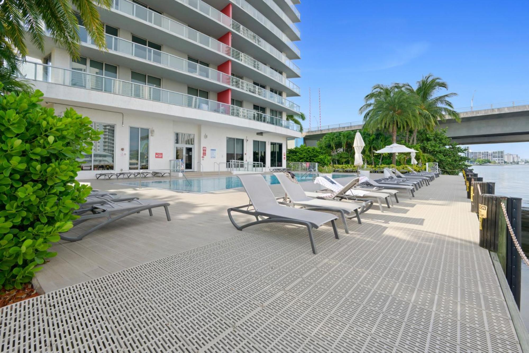Hallandale Sky Water View ฮาลลันเดลบีช ภายนอก รูปภาพ
