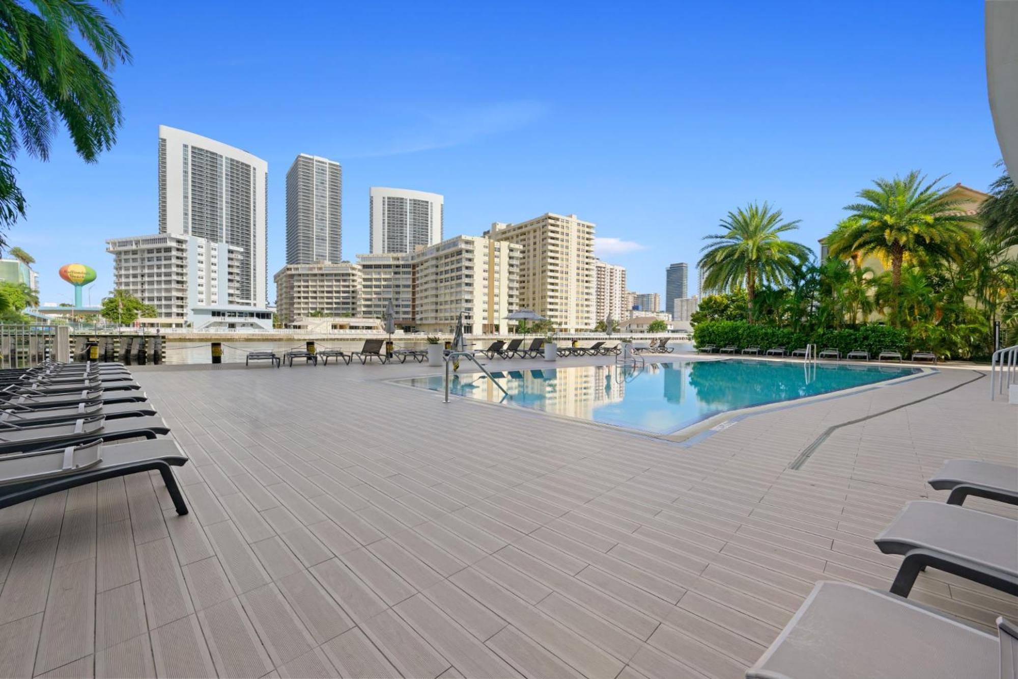 Hallandale Sky Water View ฮาลลันเดลบีช ภายนอก รูปภาพ