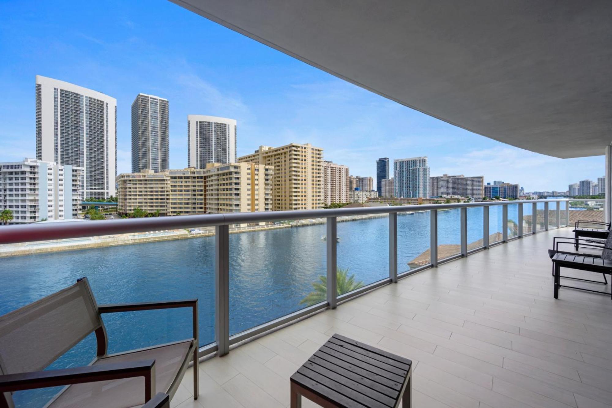 Hallandale Sky Water View ฮาลลันเดลบีช ภายนอก รูปภาพ